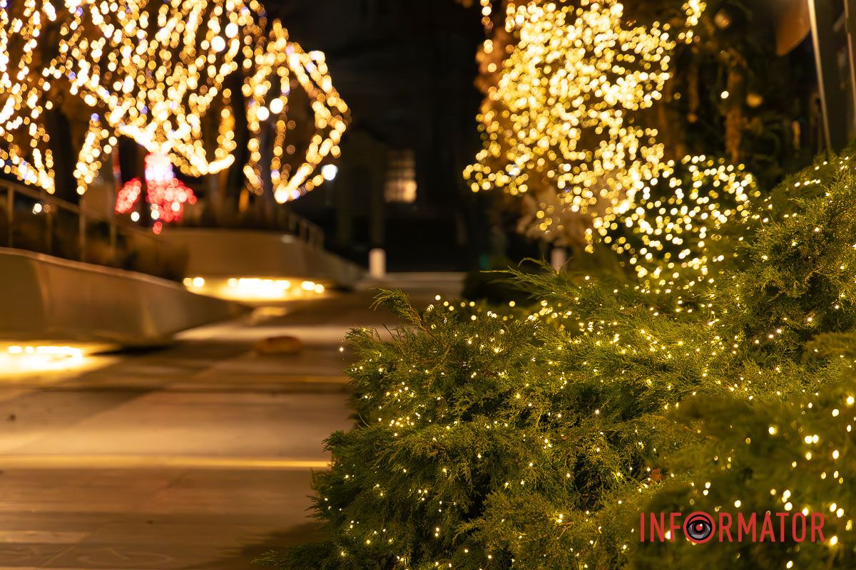 Світло Різдва у центрі Дніпра: як засяяла вулиця Яворницького 22