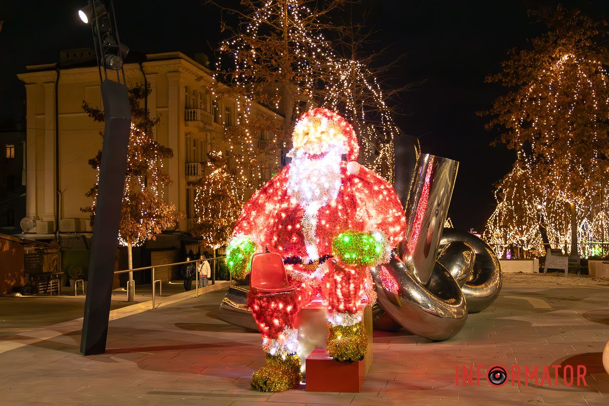 Світло Різдва у центрі Дніпра: як засяяла вулиця Яворницького 23