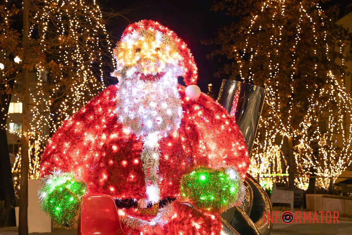 Світло Різдва у центрі Дніпра: як засяяла вулиця Яворницького 24