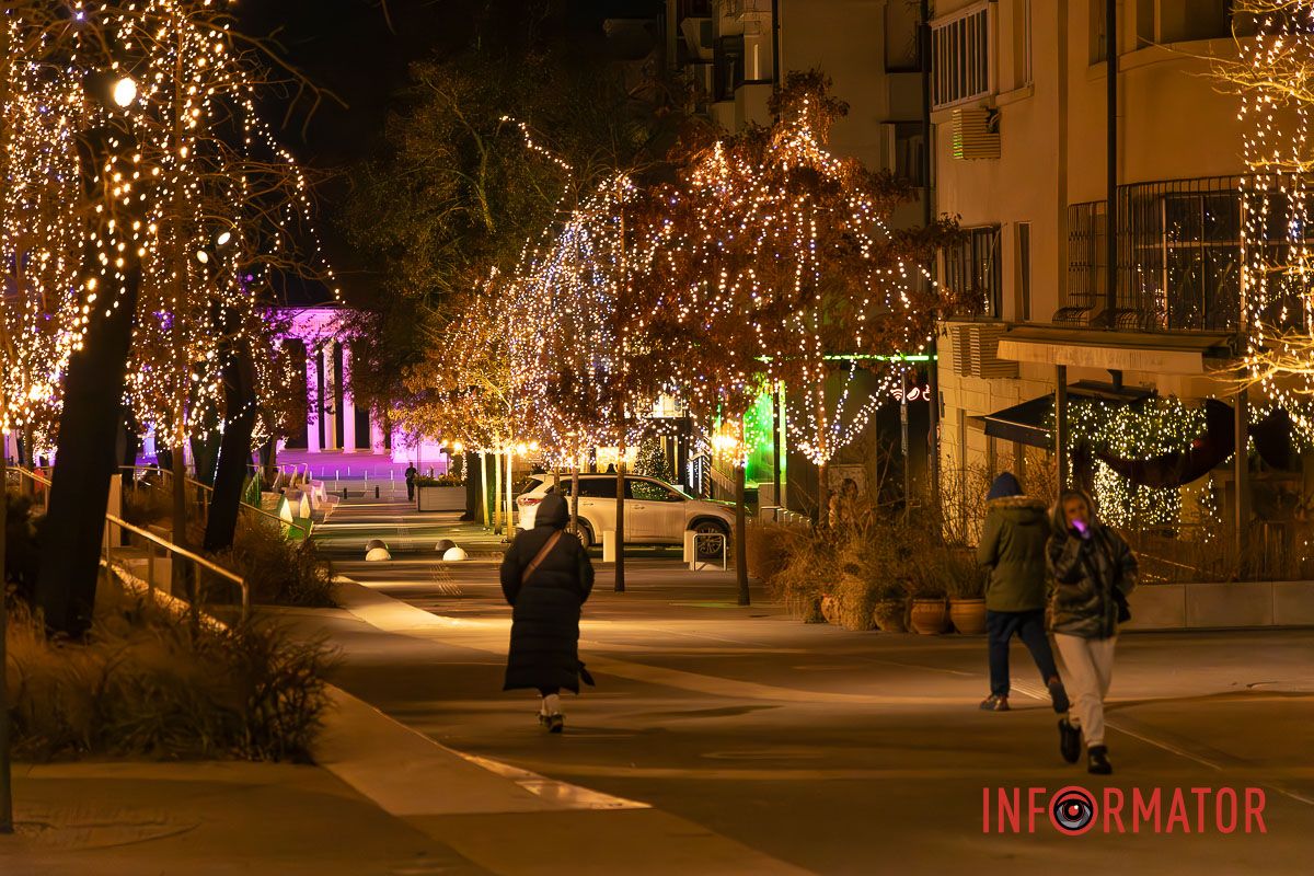Світло Різдва у центрі Дніпра: як засяяла вулиця Яворницького 25