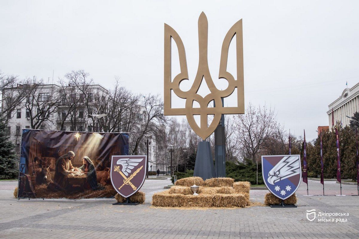 В Днепре накануне рождественско-новогодних праздников установили монументальный Трезубец