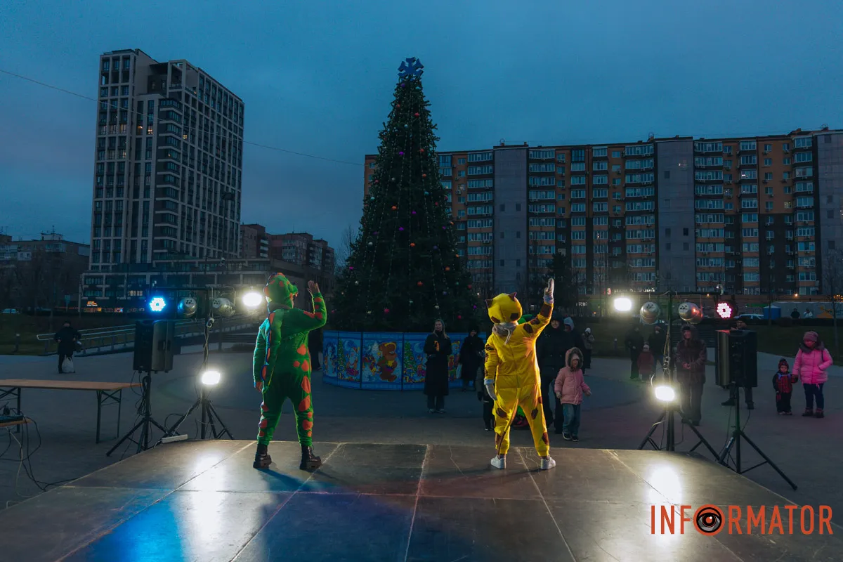 Аниматоры в костюмах зверьков веселят малышей