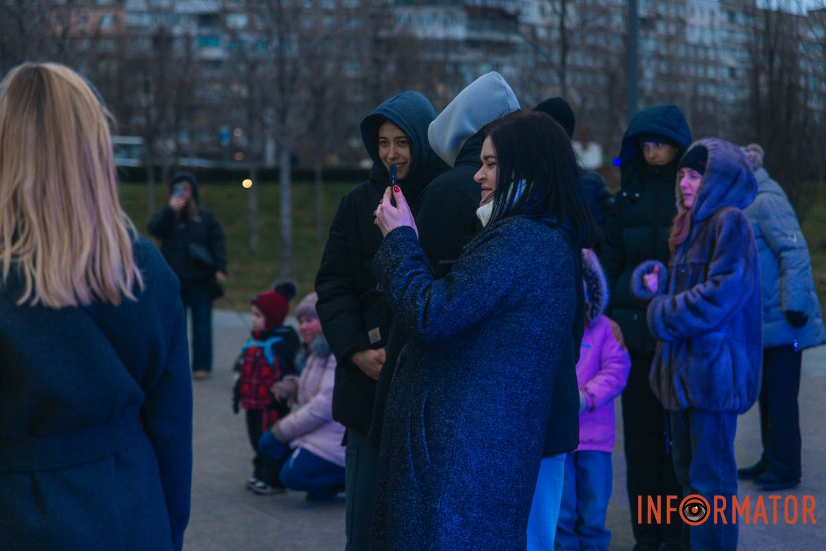 Родители фотографируют детей на память