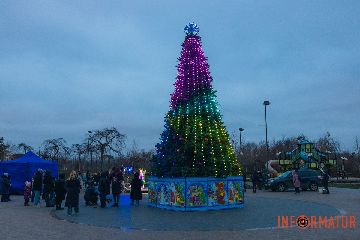 В сквере Прибрежный засияла новогодняя елка