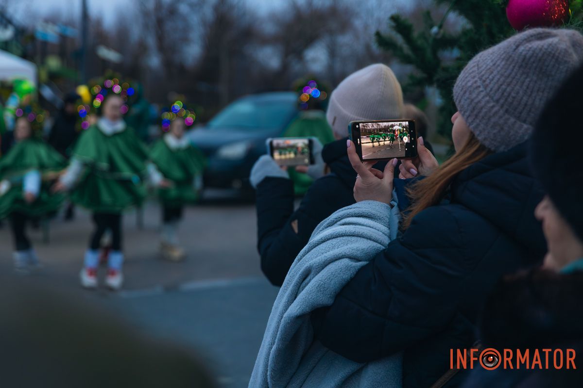 Улыбающиеся родители наслаждаются праздничной атмосферой