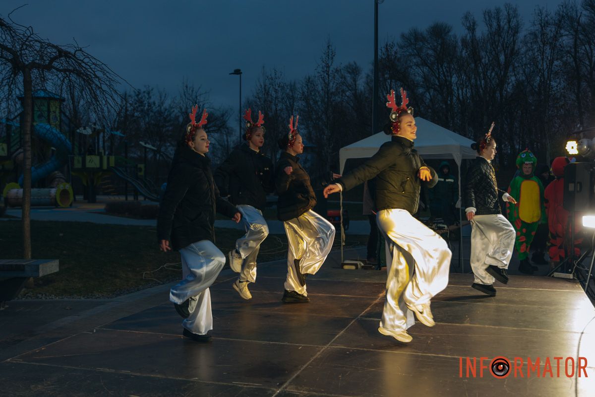 Развлекали гостей танцами