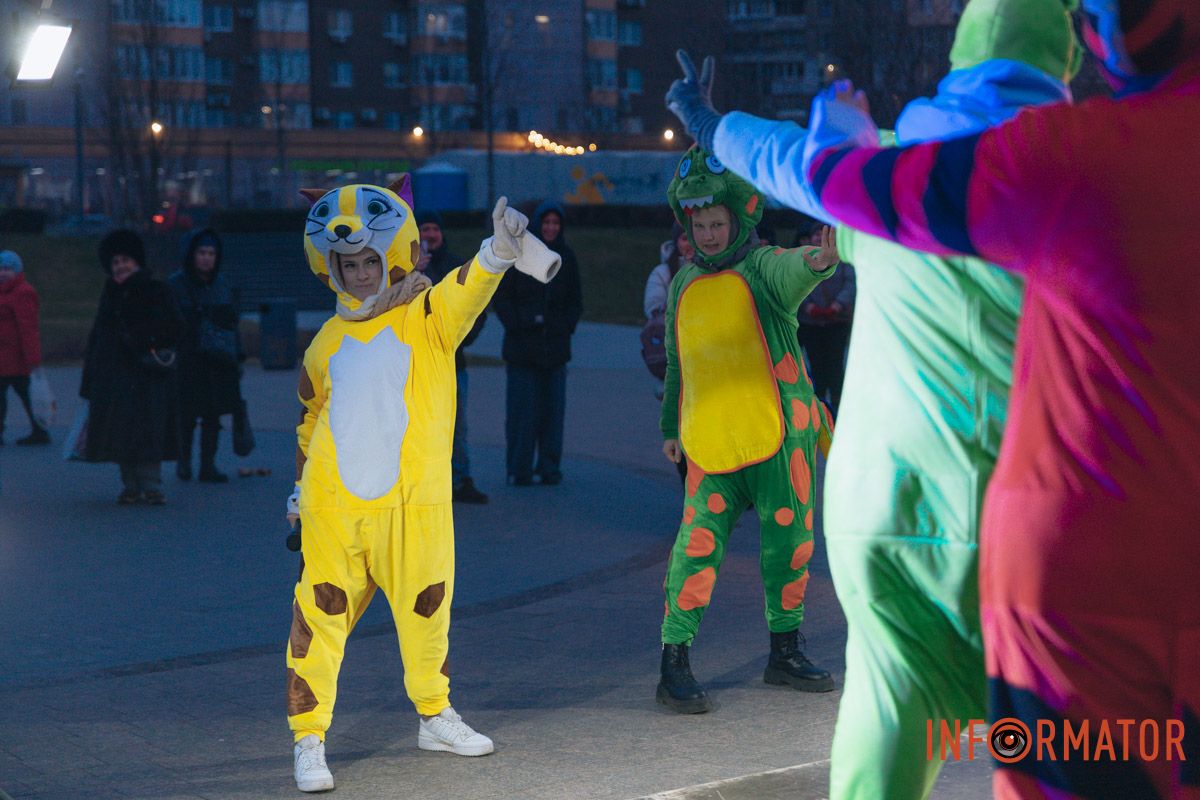 Кот ставит палец вверх, когда видит зажигательные танцы