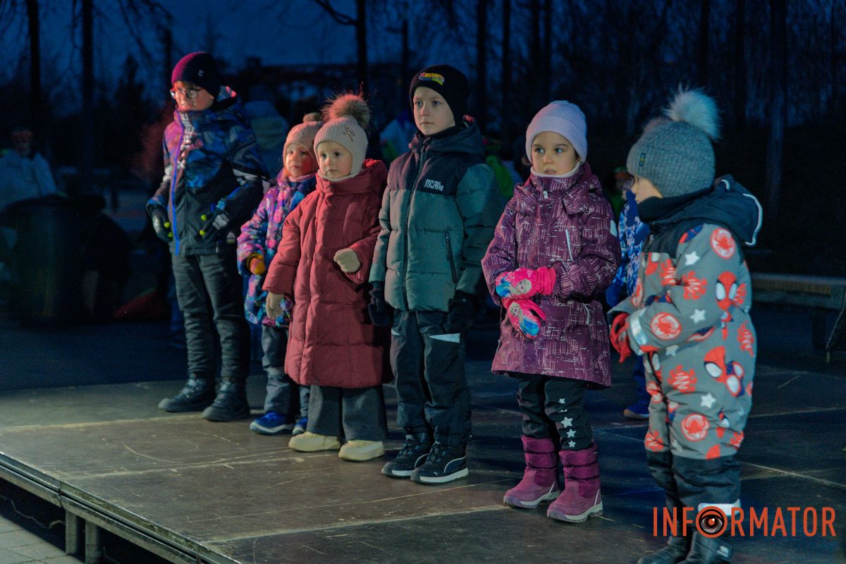 Маленькие участники праздника на сцене