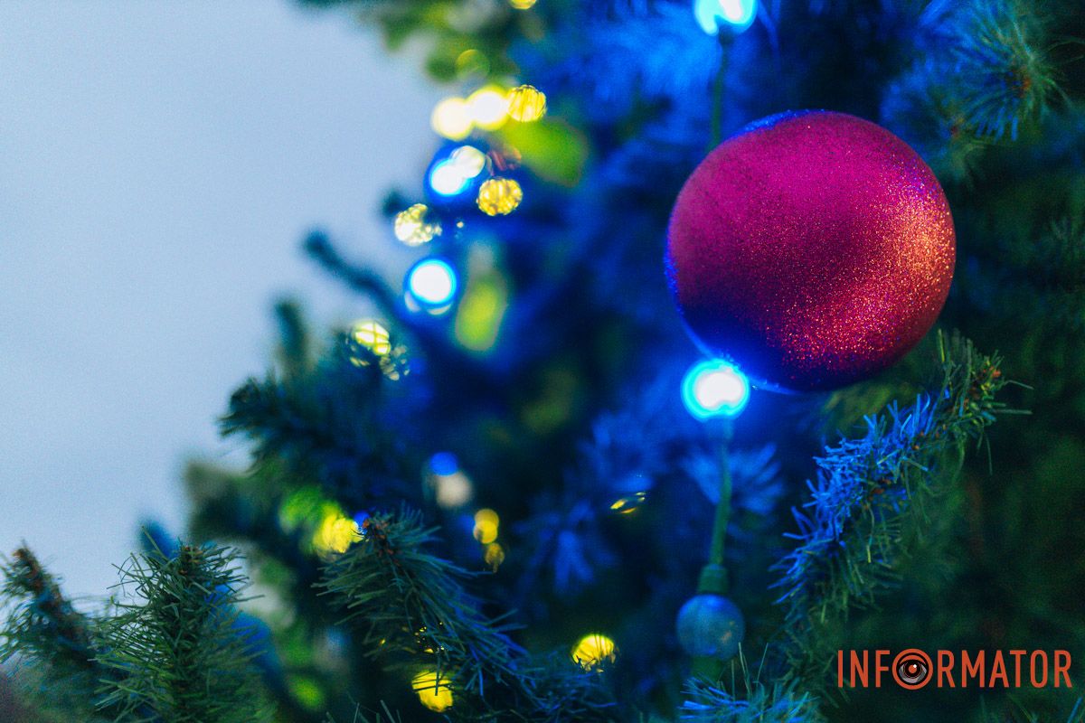 Декор елки подчеркивает рождественское настроение