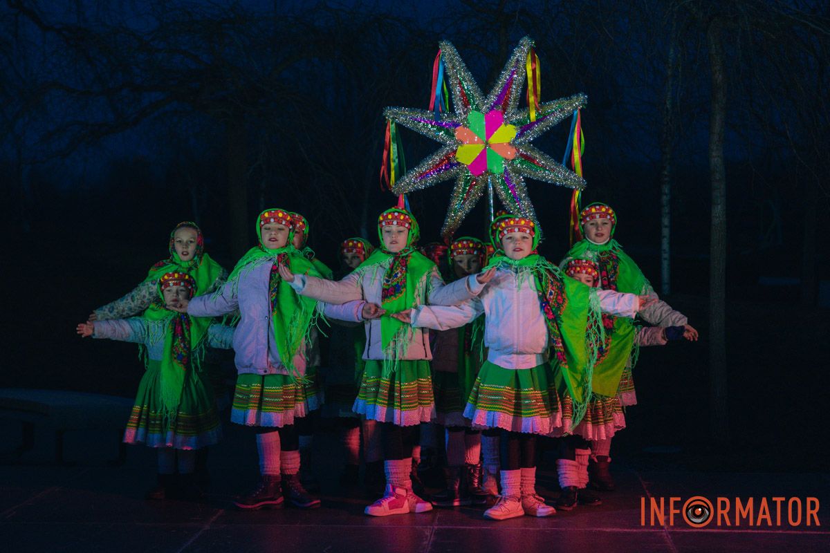 Дети кружатся в кругу под украинские мотивы