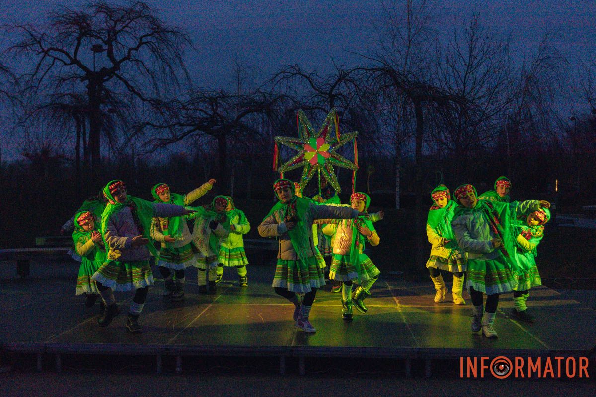 Вечерние танцы собирают гостей праздника вокруг сцены