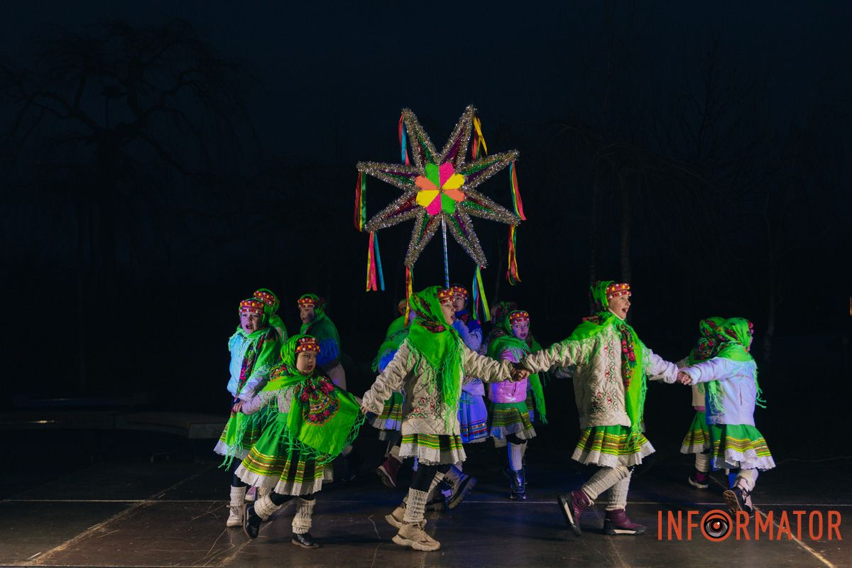 Дети исполняют традиционные украинские танцы у елки.