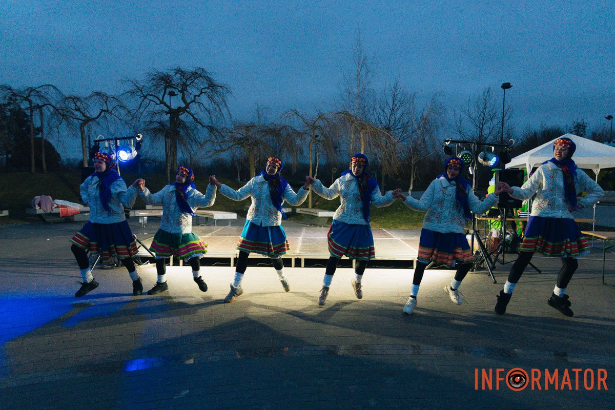 Праздничные танцы создают атмосферу радости