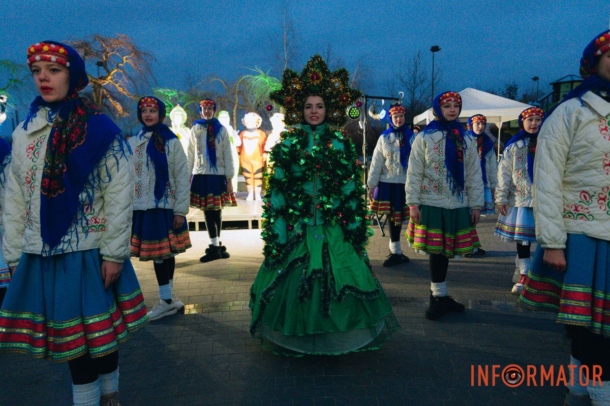 Малыш наслаждается музыкой и движениями