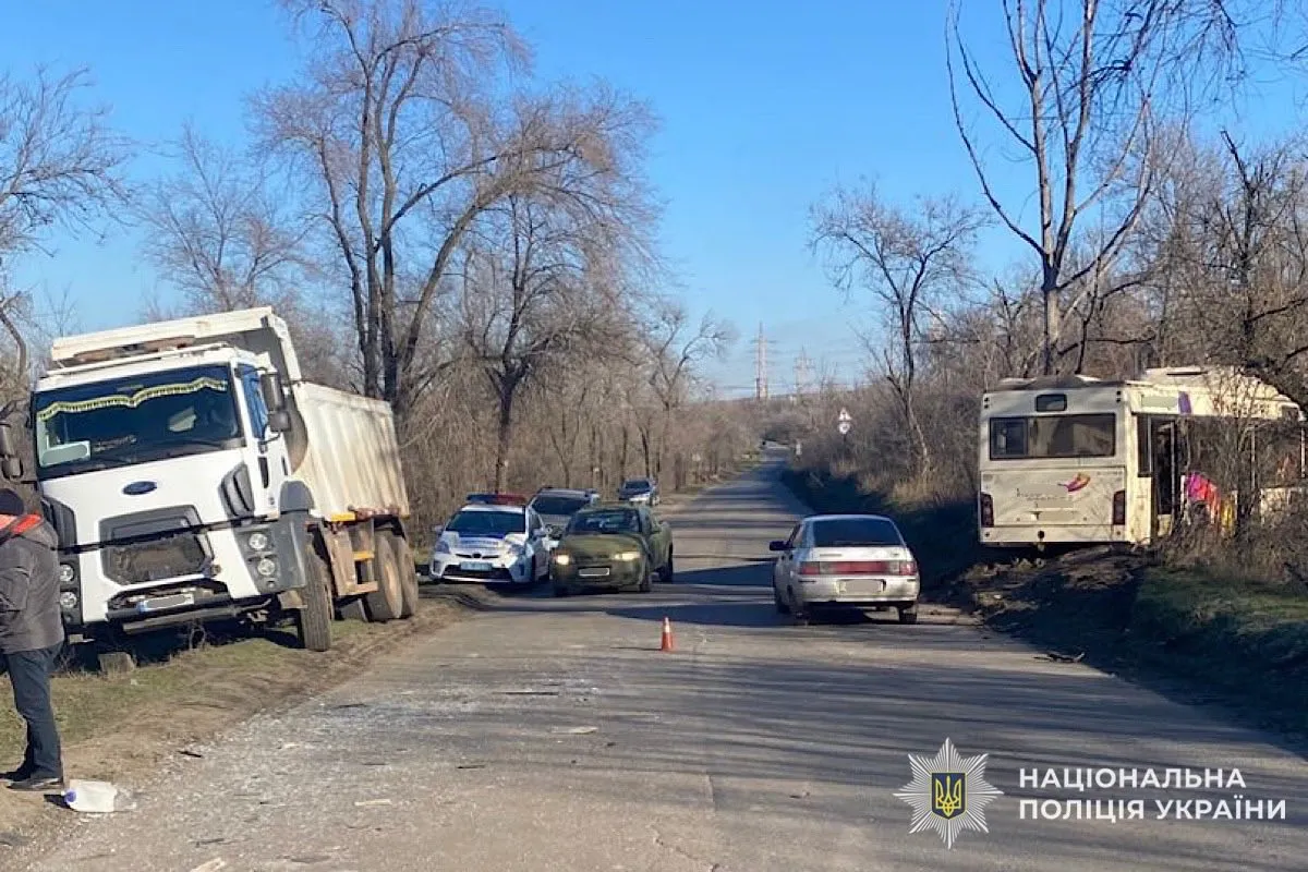 В Кривом Роге столкнулись грузовик и автобус с пассажирами: пострадали четыре человека