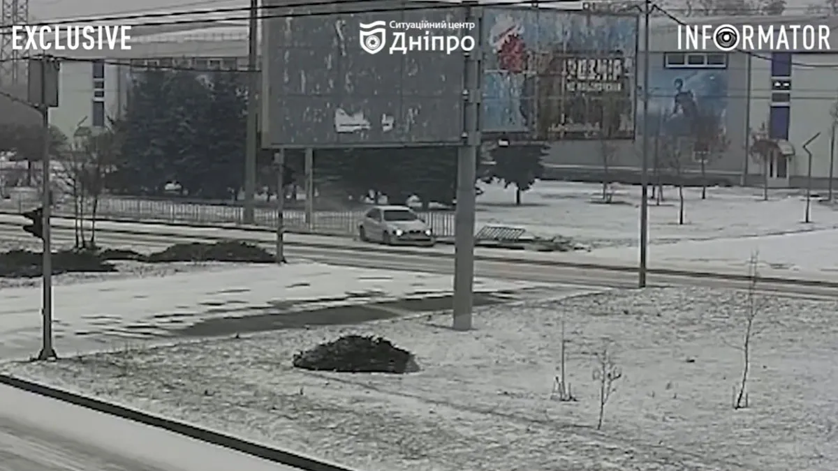 Відео моменту: у Дніпрі на Набережній Заводській автівка BMW врізалась в огорожу