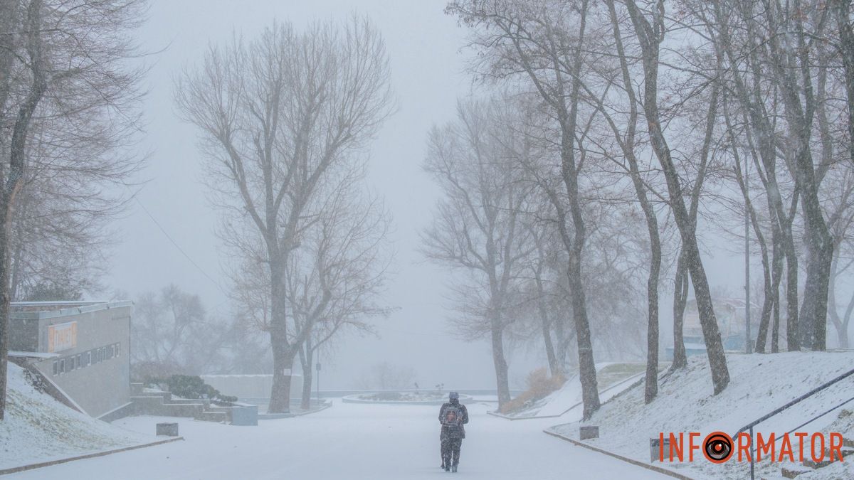 Місто накрила хуртовина: вулиці Дніпра замело снігом