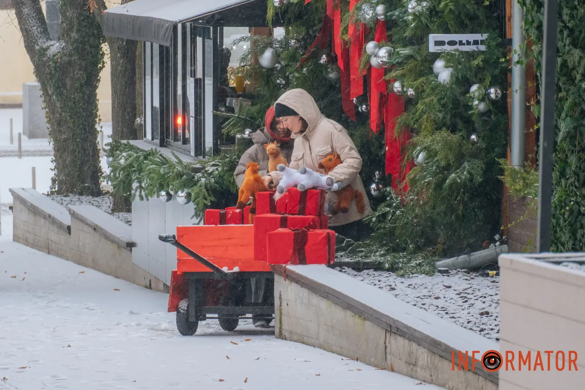 Місто готується до Нового року під хуртовиною