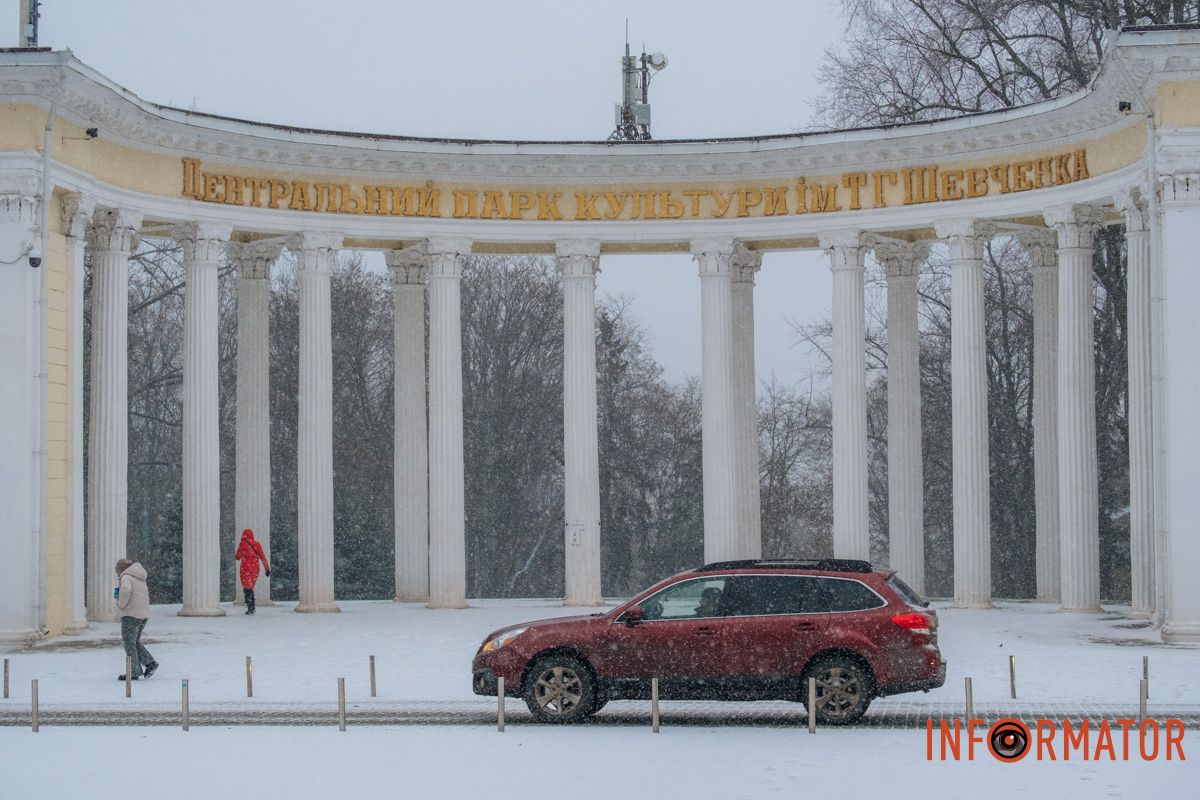 Засніжений вхід у парк Шевченка