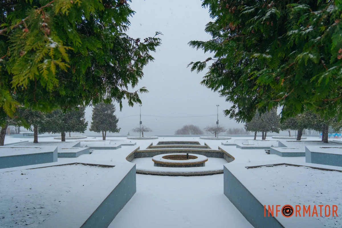 Трохи яскравого між білосніжними дорогами