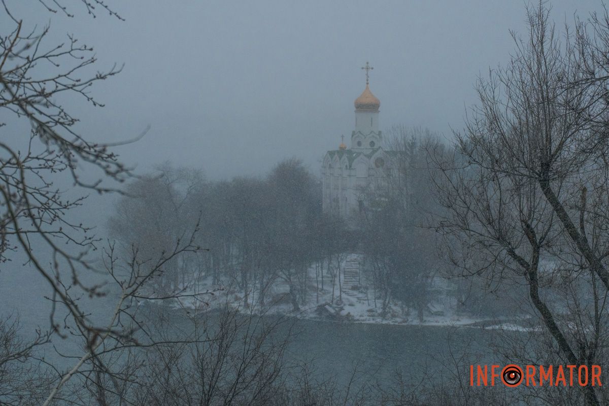 Сніг закручується у повітрі