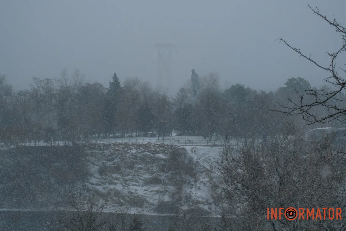 Дніпро у вирі снігу та вітру