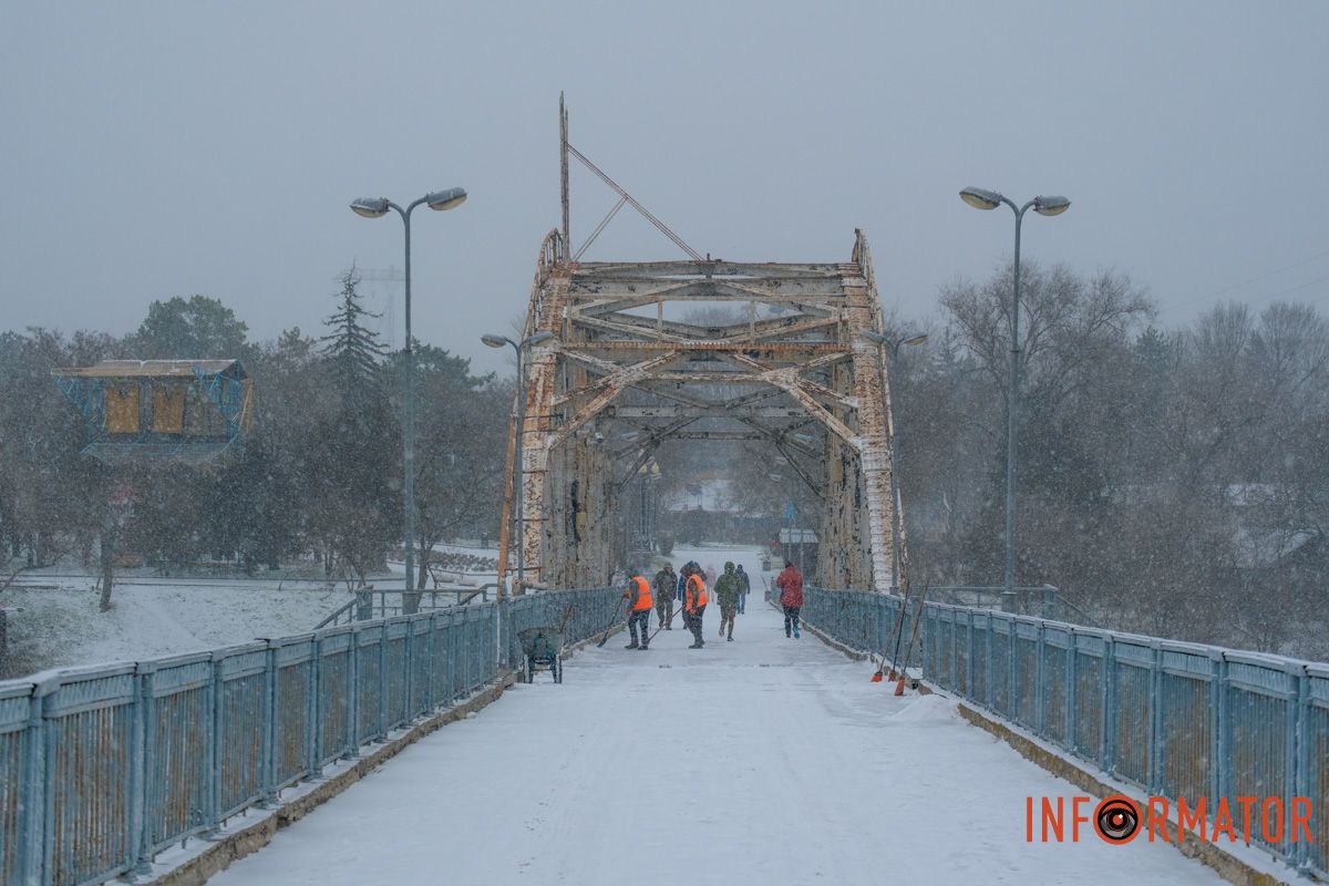 Комунальники прибирають наслідки