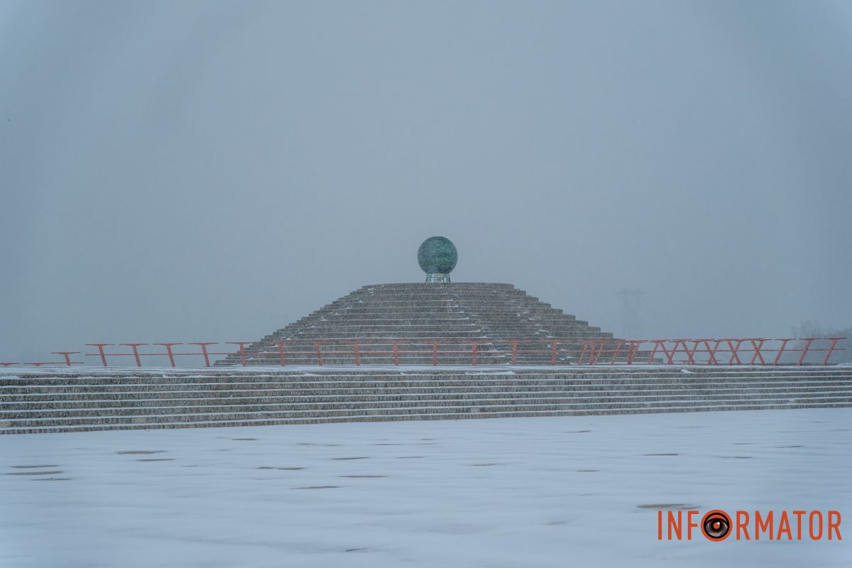 Сніг робить місто світлішим