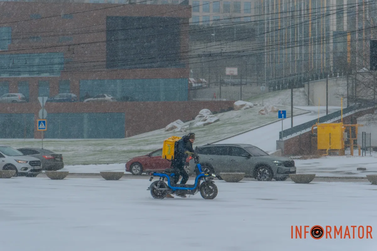 Робота "кипить" навіть у снігопад