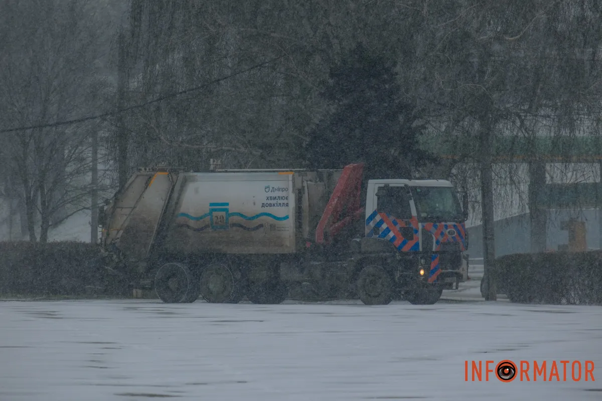 Техніка розчищає сніг біля житлових кварталів