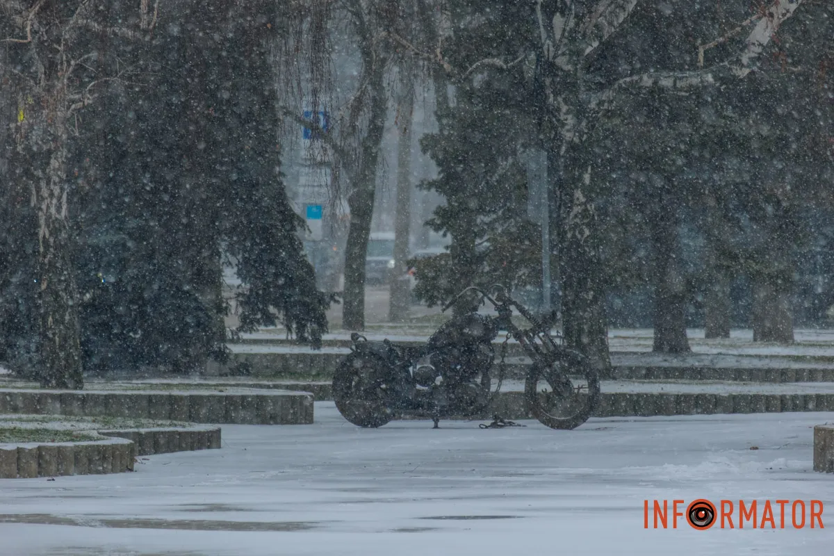 Снігопад ускладнює маневрування на дороз