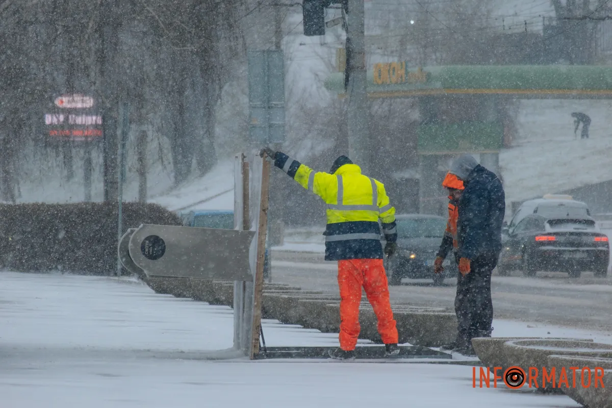 Сніг прибирають на тротуарах і проїжджій частині
