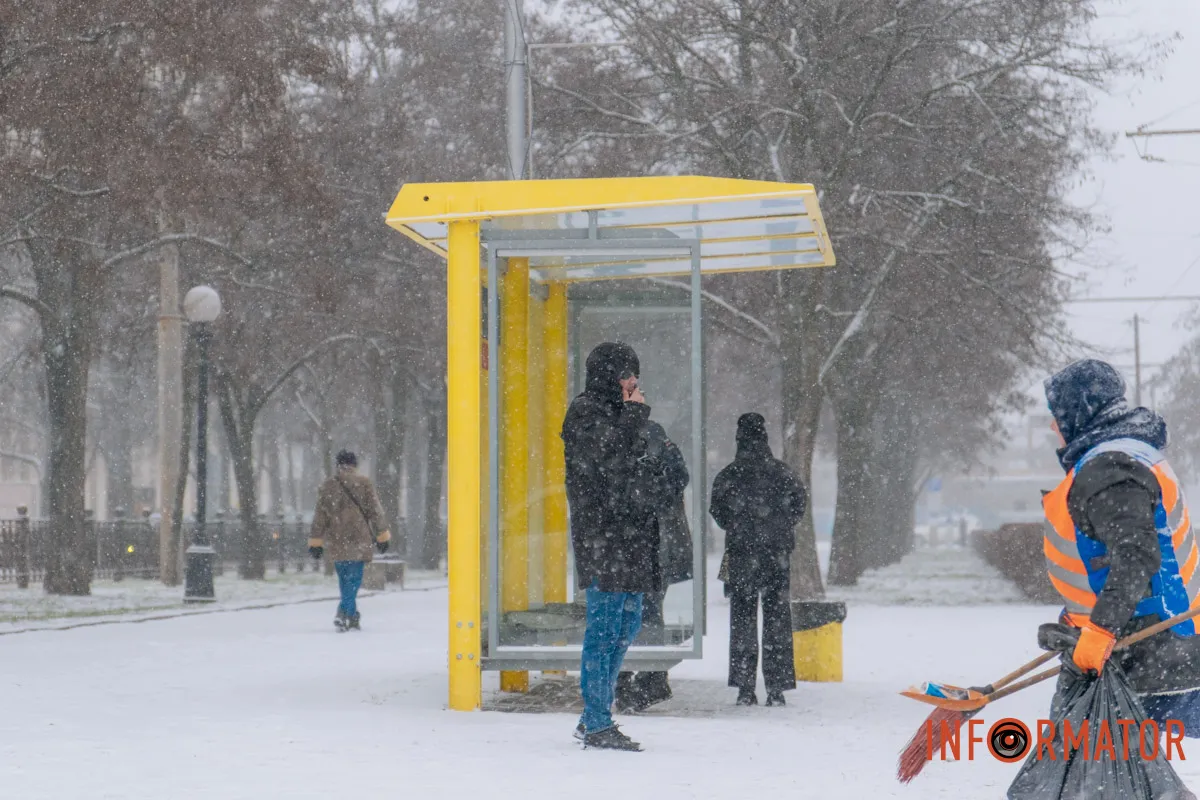 Чекати транспорт у таку погоду, напевно, холодно