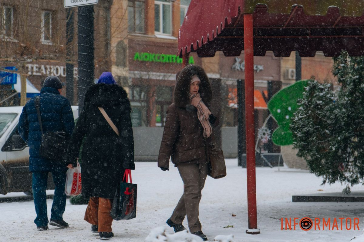 Дніпро у зимовому режимі