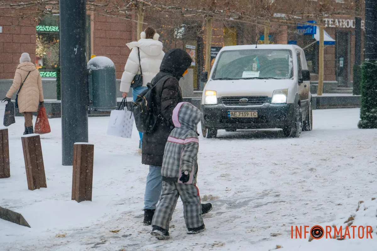 Перехожі швидко поспішають у справах