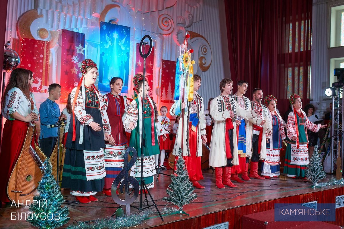 На сцені виступали діти, молодь та дорослі виконавці