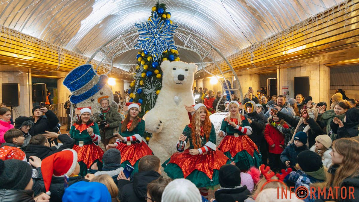 Дитячий сміх та святковий настрій: у Дніпрі на станції метро "Вокзальна" засяяла головна ялинка міста