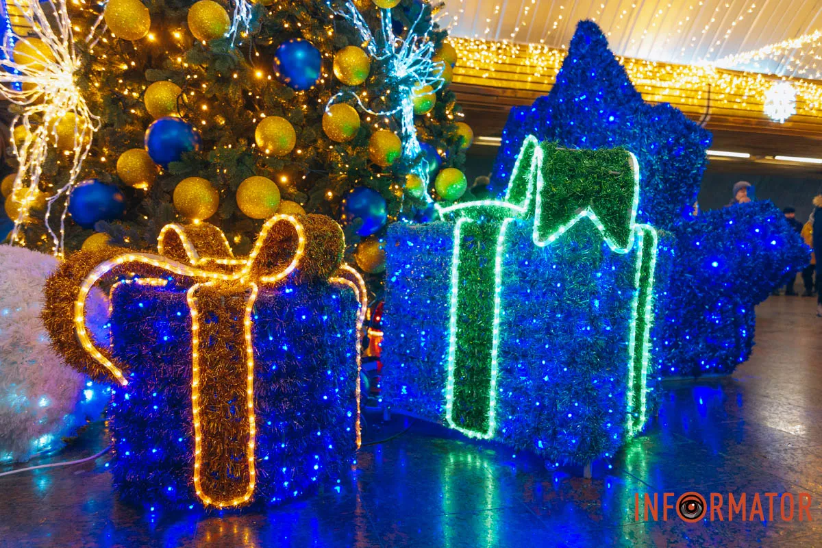 Кульки та гірлянди