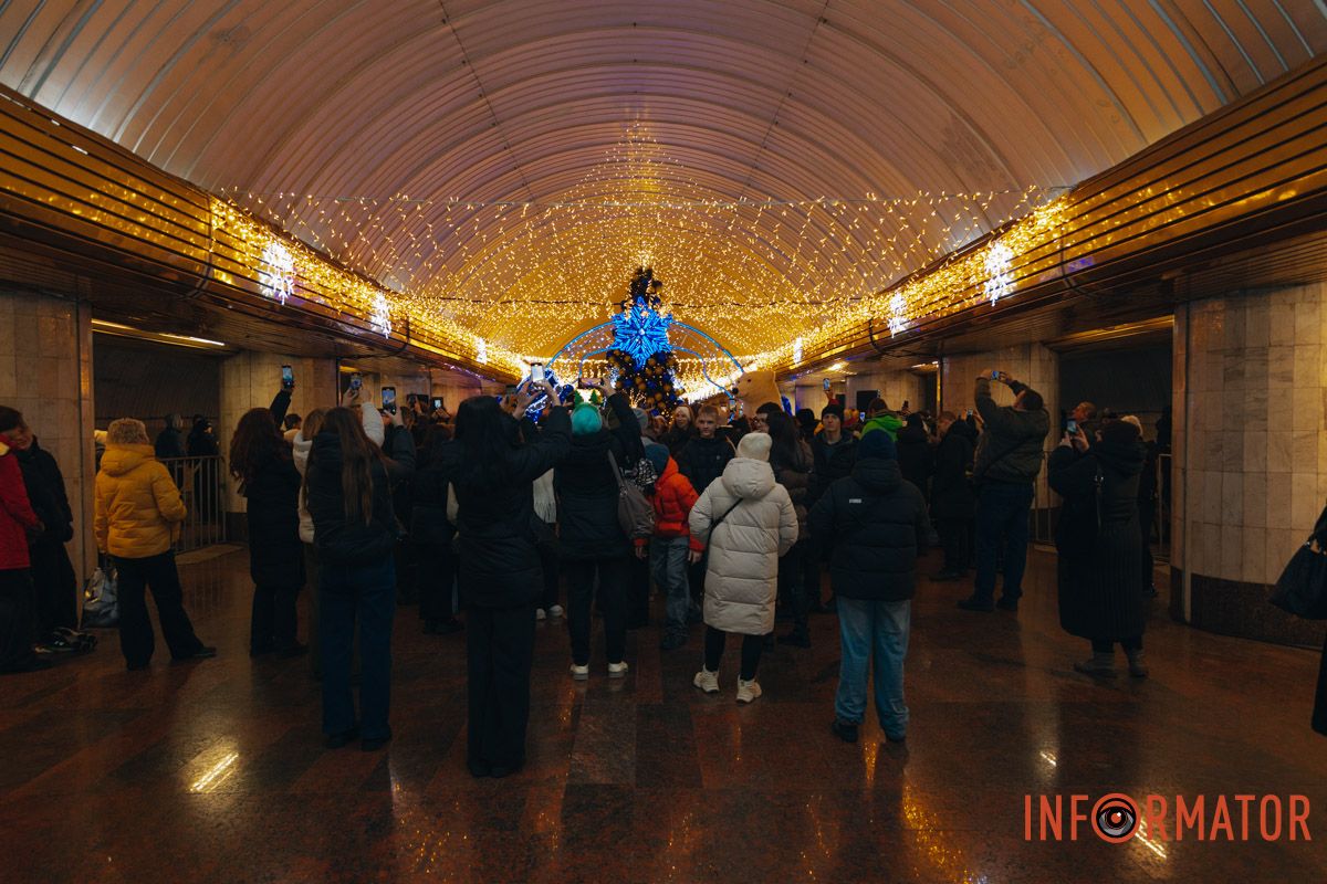 За словами Євгена Хорошилова, ялинка адаптована під роботу в метро