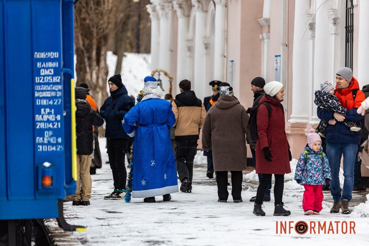 Зимовий сезон розпочався: у Дніпрі у парку Глоби запрацювала дитяча залізниця 32