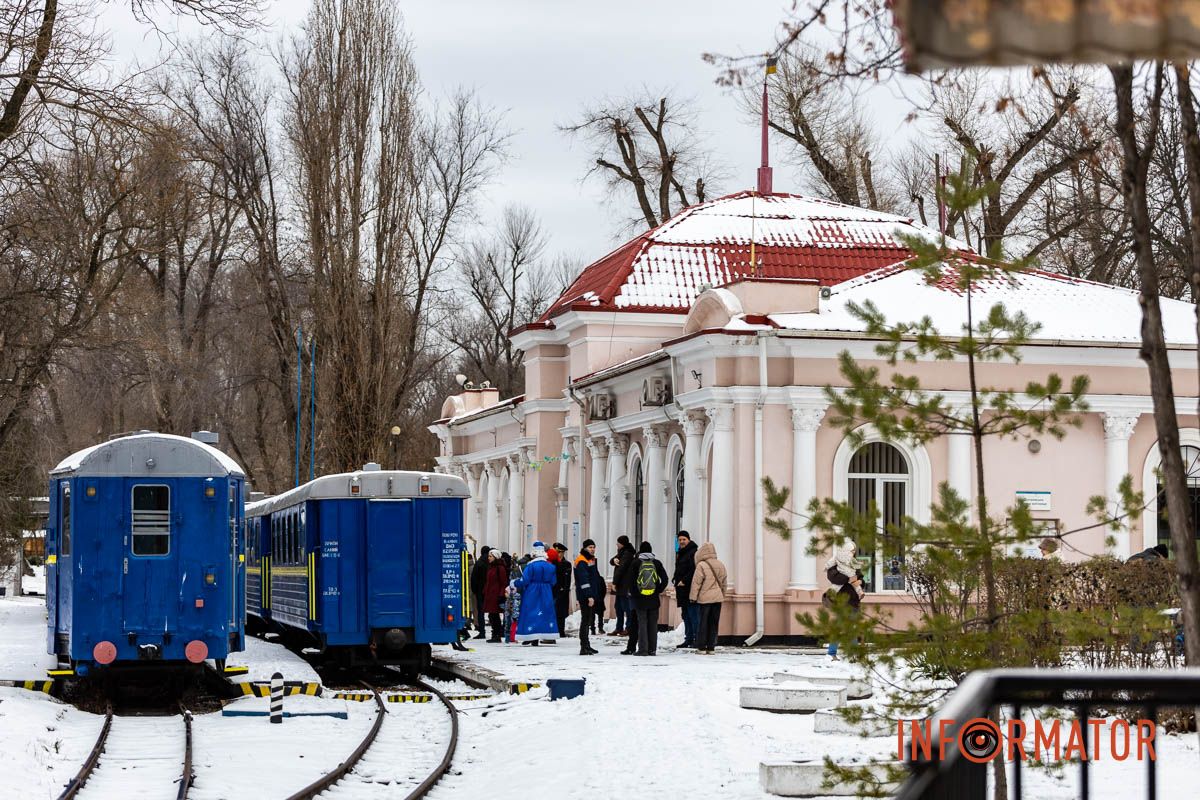 Зимовий сезон розпочався: у Дніпрі у парку Глоби запрацювала дитяча залізниця 34