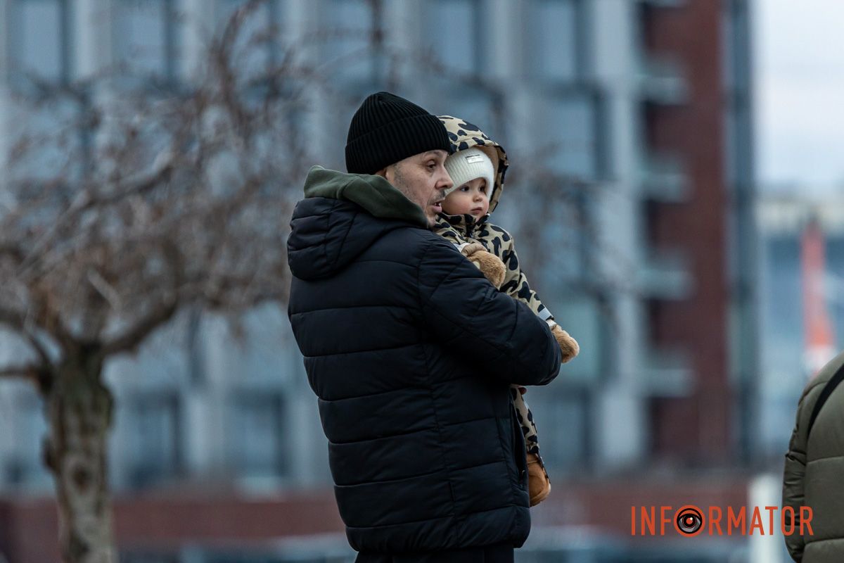 Танці, пісні та солодкі подарунки: різдвяна атмосфера у парку Шевченка в Дніпрі 1