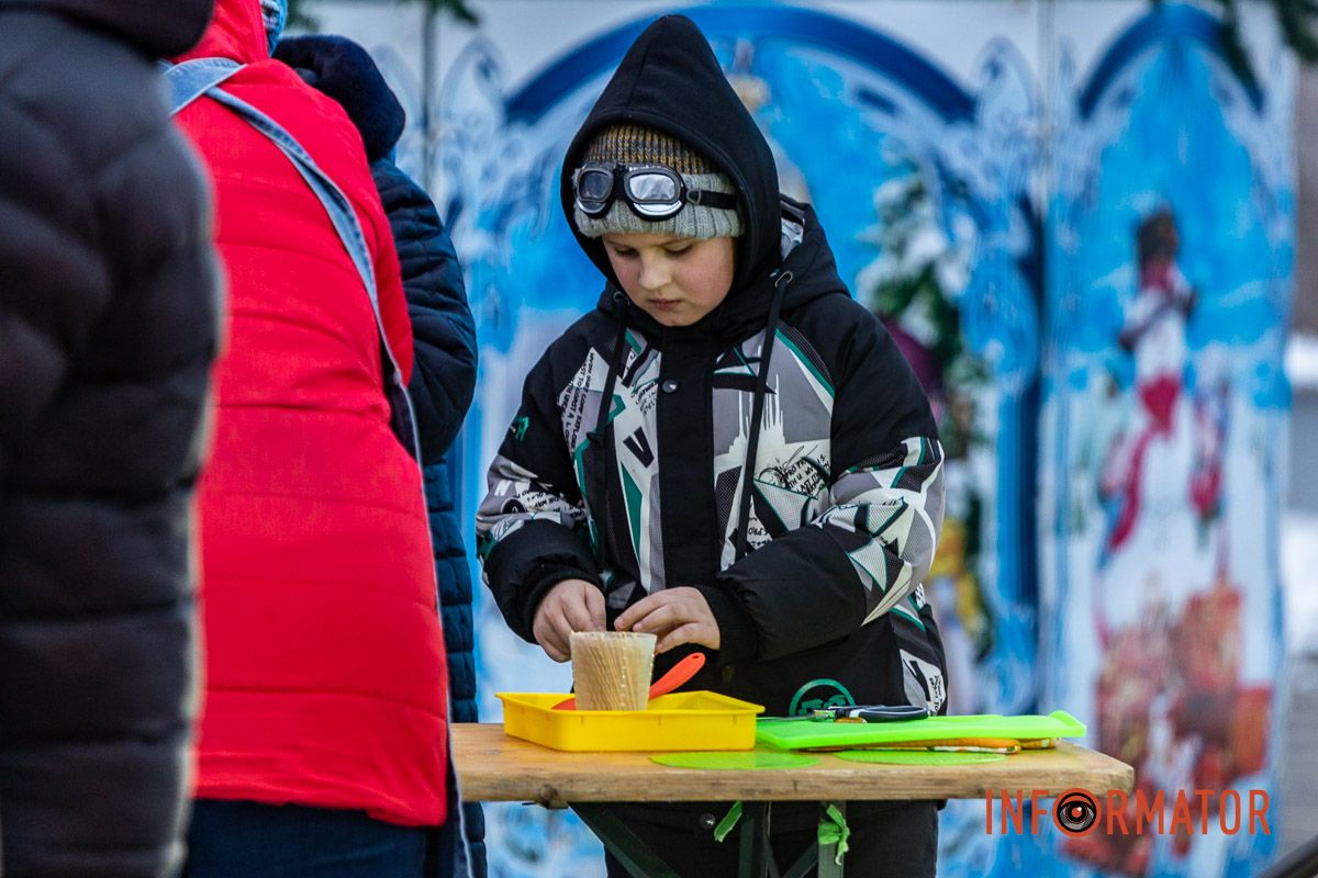 Танці, пісні та солодкі подарунки: різдвяна атмосфера у парку Шевченка в Дніпрі 3
