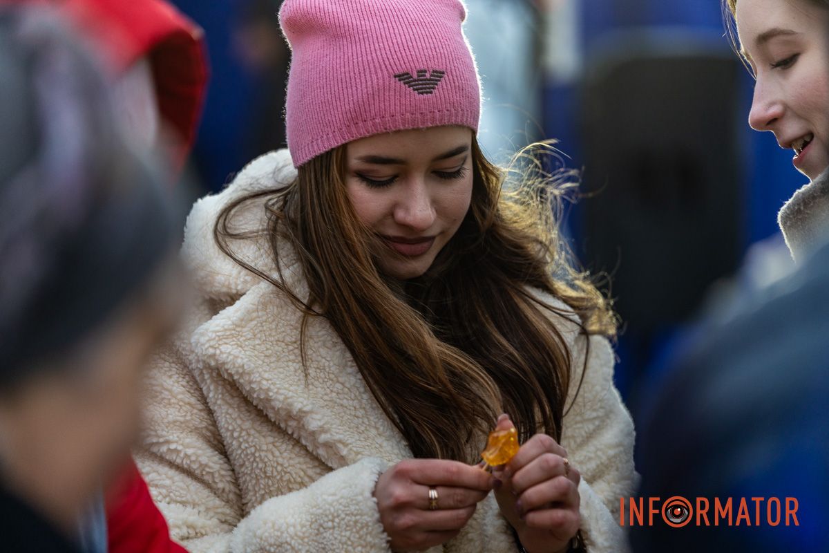 Танці, пісні та солодкі подарунки: різдвяна атмосфера у парку Шевченка в Дніпрі 4