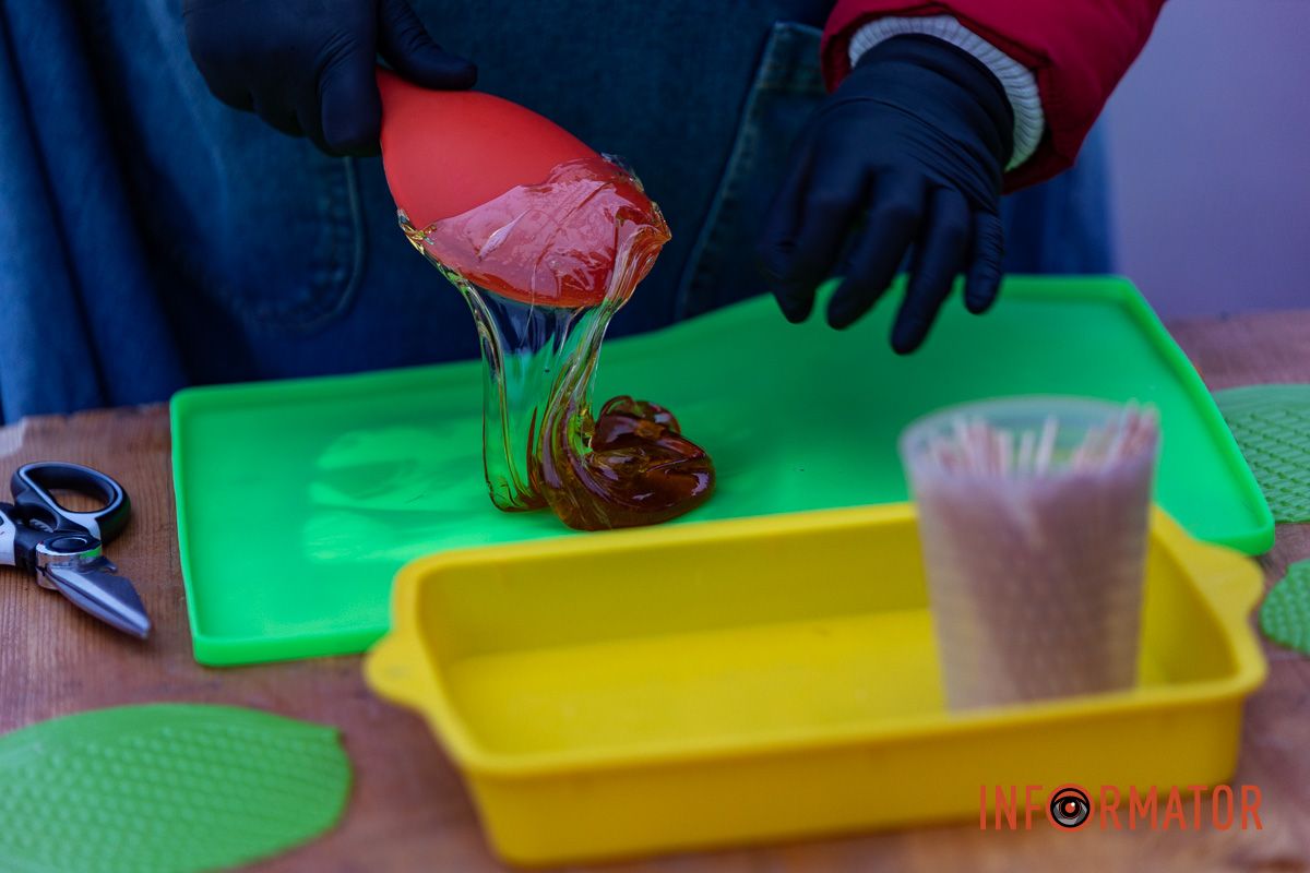 Танці, пісні та солодкі подарунки: різдвяна атмосфера у парку Шевченка в Дніпрі 5