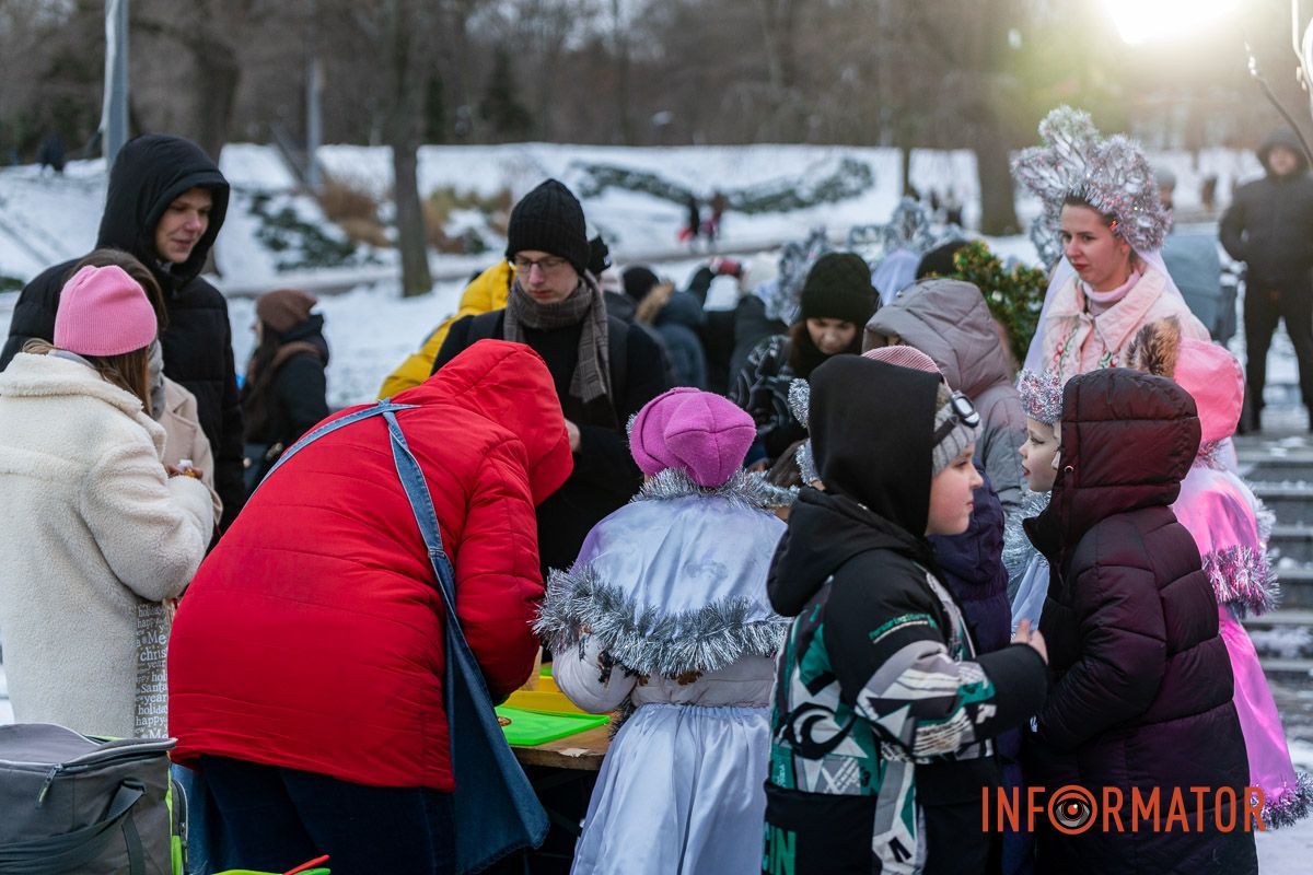 Танці, пісні та солодкі подарунки: різдвяна атмосфера у парку Шевченка в Дніпрі 7