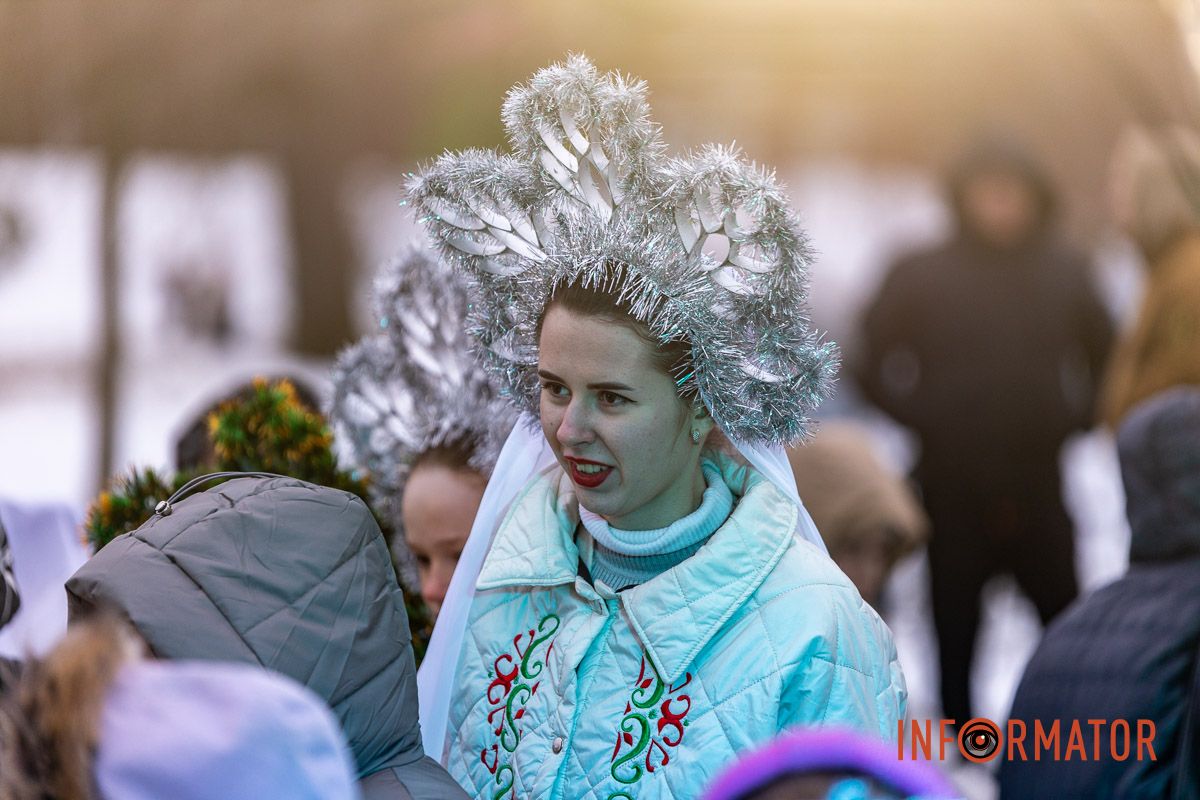 Танці, пісні та солодкі подарунки: різдвяна атмосфера у парку Шевченка в Дніпрі 8