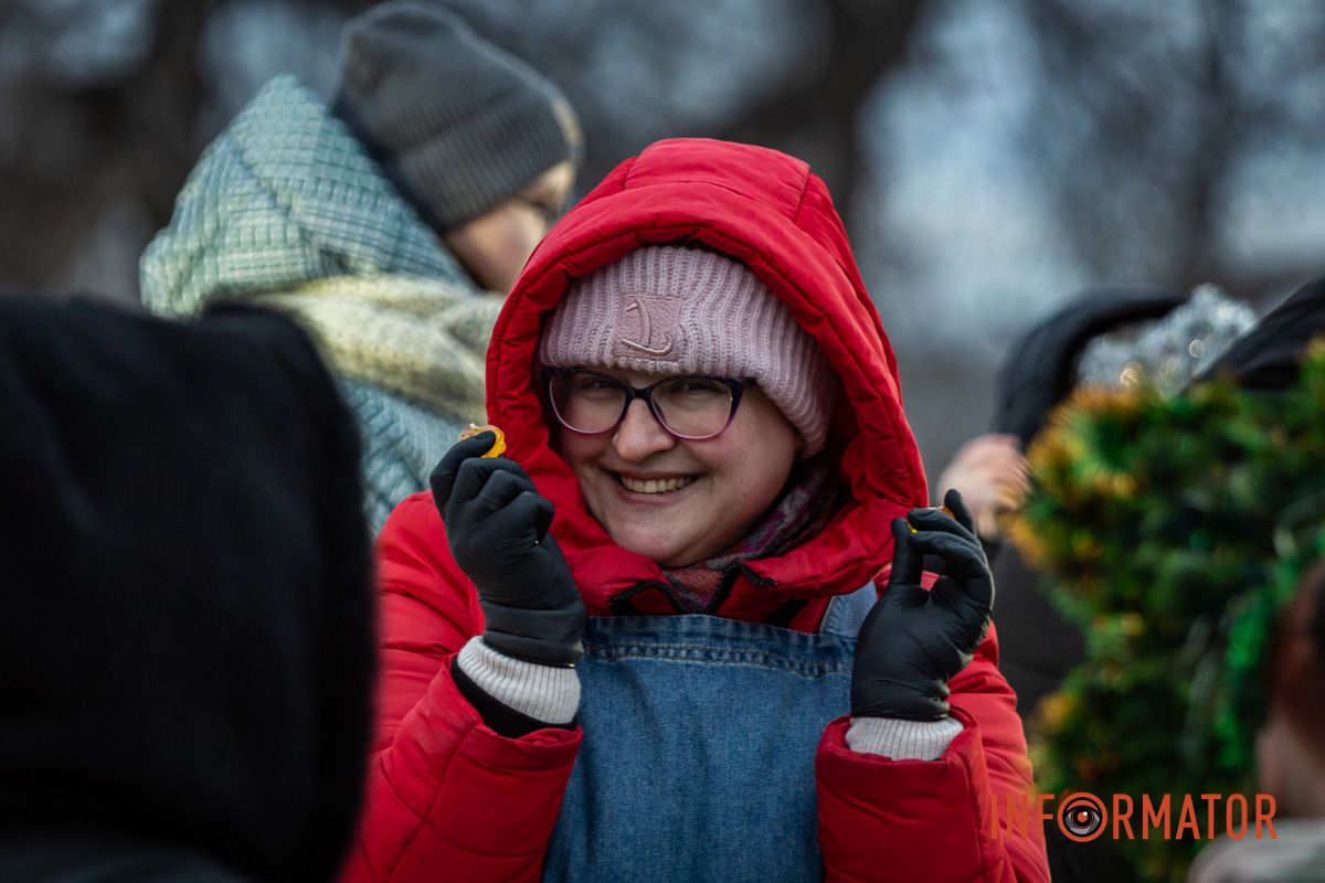 Танці, пісні та солодкі подарунки: різдвяна атмосфера у парку Шевченка в Дніпрі 9