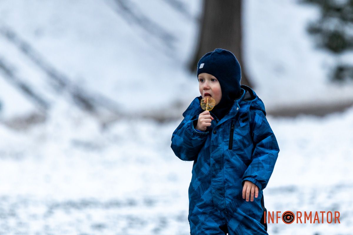 Танці, пісні та солодкі подарунки: різдвяна атмосфера у парку Шевченка в Дніпрі 10