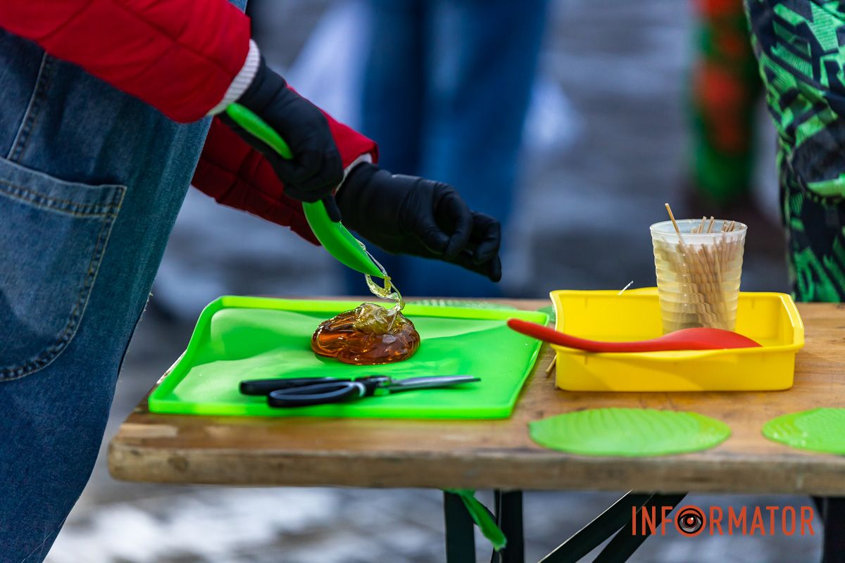 Танці, пісні та солодкі подарунки: різдвяна атмосфера у парку Шевченка в Дніпрі 11